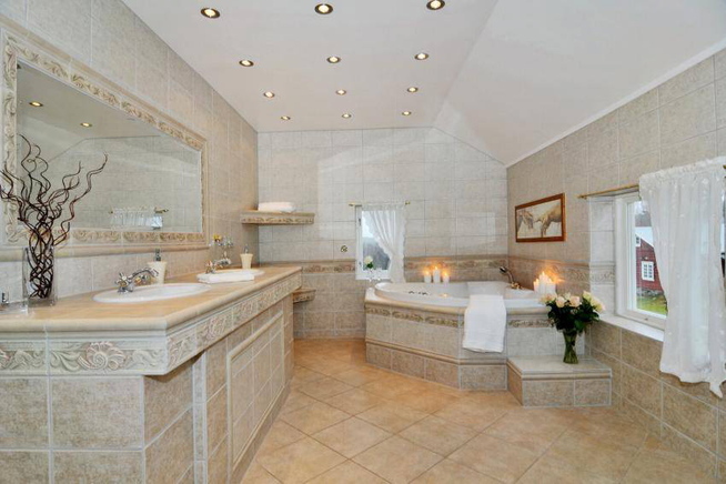 <p>NYTT BAD: Det flislagte baderommet med boblebad, dusjhjørne og to vasker sto ferdig en gang på vårparten i 2006. Foto: PRIVAT</p>