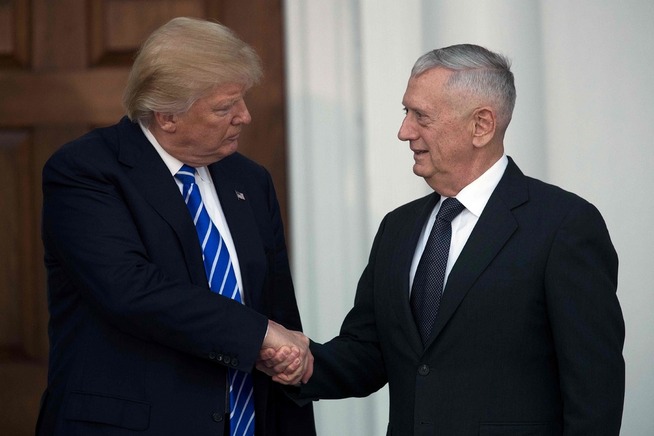 <p>BLIR REGJERINGSKOLLEGER: Donald Trump og generalen James Mattis håndhilser etter et møte i november.</p>