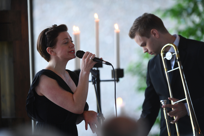 <p>SANG FOR KNUT: Hilde Louise Asbjørnsen sang under bisettelsen.</p>