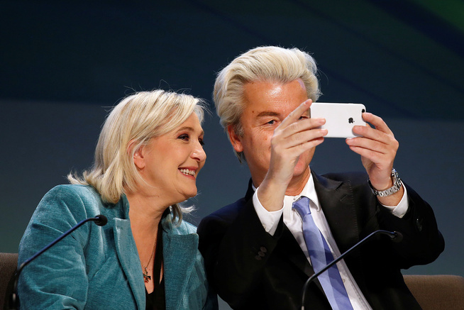 <p>HØYREPOPULISTISK VENNSKAP: God tone mellom franske Marine Le Pen fra Nasjonal Front og Frihetspartiets Geert Wilders på et internasjonalt treff for likesinnede partier i 2016. FOTO: Reuters.</p>