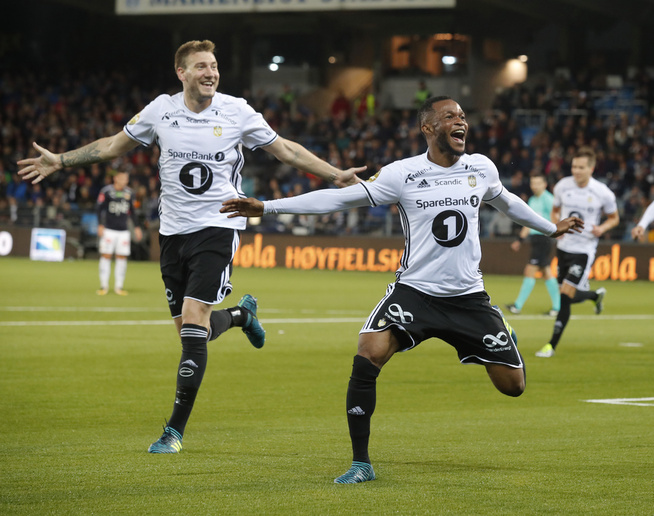 <p>HI FANS: Nicklas Bendtner (t.v.) og Samuel Adegbenro løper mot RBK-fansen på Marienlyst og takker etter 2–0.</p>