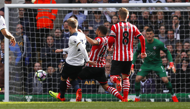 <p>ELEGANT: Christian Eriksen styrer Tottenham i ledelsen med en kontrollert venstrebeinsbredside fra 20 meter. Foto: REUTERS</p>