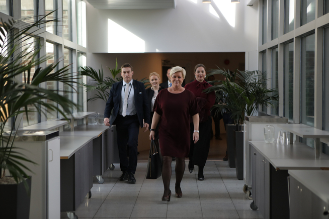 <p>VESKE FULL AV PENGER: Finansminister Siv Jensen demper forsiktig oljepengebruken. Oljefondet er nå oppe i nesten 1,5 millioner kroner pr. innbygger.</p>