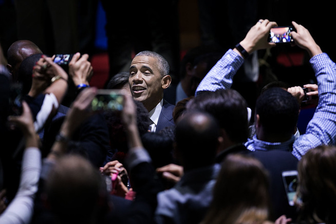 <p>MØTTE PUBLIKUM: Etter talen gikk Obama ned på gulvet og hilste på tilhengerne.</p>