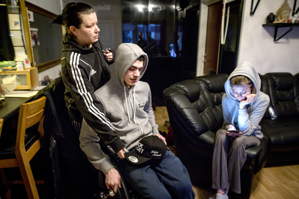 <p>LEVER VIDERE: Familien Sinisalo, hjemme i Akalla, Stockholm, et drøyt år etter at 15-åringen Robin ble skutt i et angrep utenfor huset. Alajandro (21) ble lam som følge av angrepet.</p>