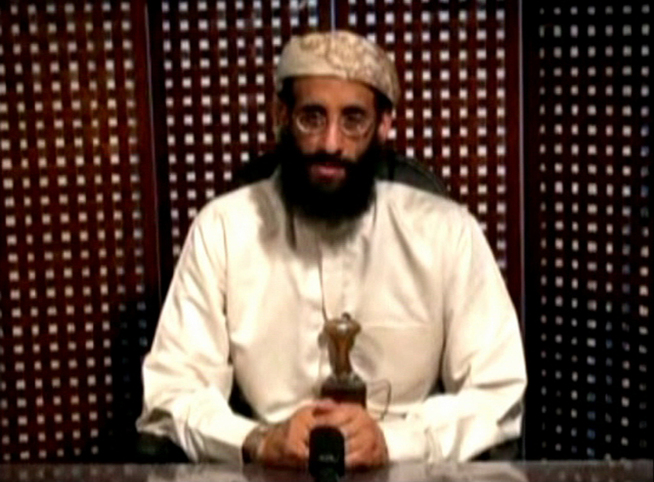 <p>DREPT: I september 2001 var jemenitten og den amerikanske statsborgeren Anwar al-Awlaki imam i Washington D. C. Etter angrepet mot tvillingtårnene ble han symbolet på en moderat imam. Etter å ha fått vite at han hadde vært under spaning mens han kjøpte sex av en prostituert rømte han til Jemen, hvor han sluttet seg til AQAP og spredte radikale ideer om jihad og terror på engelsk gjennom internett og magasinet Inspire.</p>