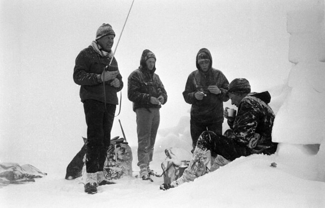 <p>PÅ JOBB: Dette er fra Jotunheimen Mars 1967. Her fra redningsaksjonen ved Skjurtingstind i Jotunheimen, der fire omkom og tre ble reddet etter en redselsnatt i uvær. Her redningsmannskaper, Lom og Bøverdalen Røde Kors hjelpekorps.</p>