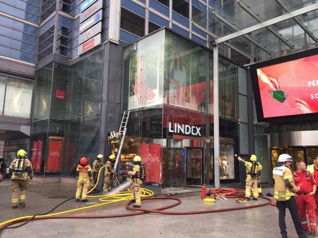 <p>BRANN: Brannvesenet rykket ut med store styrker etter meldinger om brann i Oslo City mandag ettermiddag.</p>