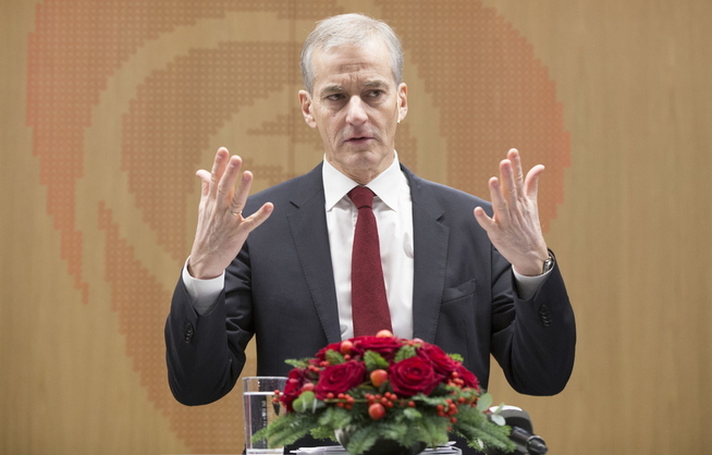 <p>M,ÅTTE INVERTING: Få hours after the Ap-leder Jonas Gahr Støre had defended etterlønnsordningen, pulled the Labor party, its støtte.</p>