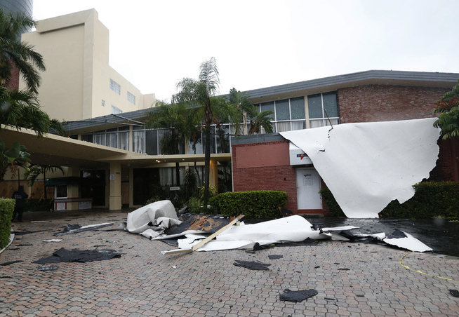 <p>FLERRET AV: Tak i Sunny Isles Beach i Miami har blitt revet av fra den kraftige orkanvinden.</p>