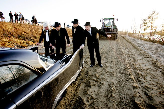 <p>HØGGER-IMAGE: Arnulf Paulsen, Eldar Vågan, Kjetil Foseid og Jan Einar Johnsen i Vazelina Bilopphøggers testet Europas største bilhopp med limousin på Grue i Hedmark for en musikkvideo i 2006. Begivenheten fant sted på Grue i Hedmark</p>