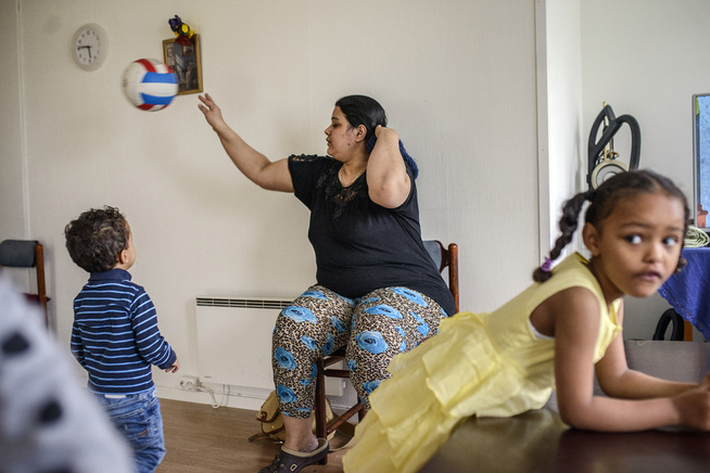 <p dir="ltr">BOR TRANGT: Ahmed Suleiman (3) kaster ball med mamma Rahma (28), mens søsteren Noha (6) lener seg på bordet. Familien kom til Vang fra borgerkrigsherjede Jemen. Rahma har fem barn, og det blir ofte dårlig plass i den lille leiligheten på mottaket. Familien håper på å oppholdstillatelse slik at de kan flytte for seg selv. Helst vil mamma Rahma bo i Fredrikstad. </p>