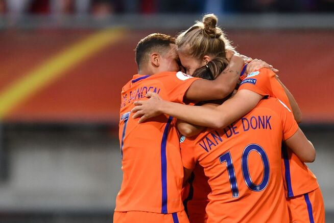 <p>PÅ FULL FART FREM: EM-vertene Nederland satser hardt på sine kvinner. Her feirer de 1-0-målet i semifinalen mot England, satt inn av EMs beste spiss, slepne Vivianne Miedema (i bakgrunnen). Hun omfavnes av Danielle van de Donk og Shanice van de Sanden. Nederland slo Norge 1-0 i åpningskampen. Foto: AFP</p>