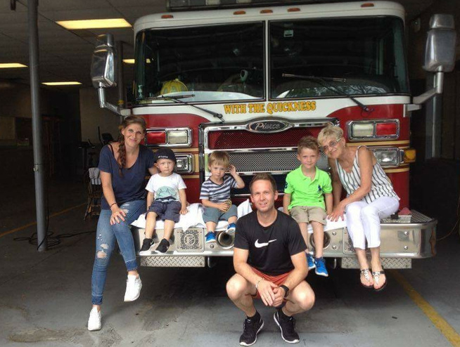 <p>BEHANDLING I USA: På dette bildet er Tobias, tvillingbror Oliver, storebror Theo, mamma Hilde Marie Svenningsen og pappa Frank-Einar Gundersen i Florida og besøker en brannstasjon.</p>
