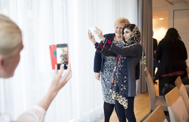 <p/> <p>ØYEBLIKKET: Den afghanske entreprenøren og aktivisten fikk sin selfie, og kunne i ettertid slå fast at Norges statsminister både var jordnær og oppriktig opptatt av utdannelse for kvinner.</p>