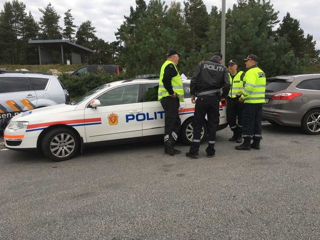 <p>AVSKILTET: Politibilen som manglet EU-godkjenning står nå avskiltet på en rasteplass langs E18.</p>