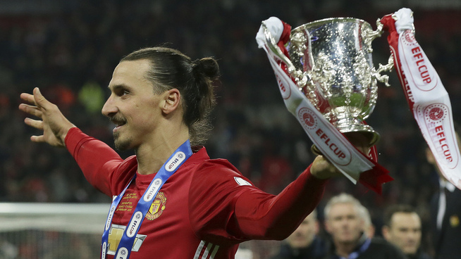 <p>INVITERT TIL STOCKHOLM: Den svenske MMA-stjernen Alexander Gustafsson inviterte Zlatan Ibrahimovic til UFC-stevnet 28. mai da han holdt pressekonferanse tirsdag. Her poserer Zlatan med ligacuptrofeet etter to scoringer mot Southampton i finalen sist helg.</p>