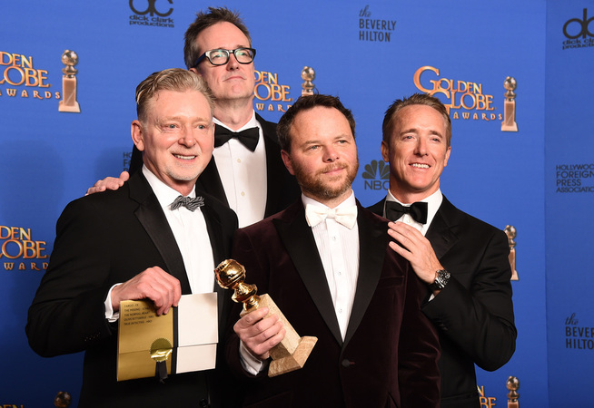 <p>VANT GOLDEN GLOBE: Noah Hawley (med hvit sløyfe) sammen med Warren Littlefield (f.v), John Cameron og Geyer Kosinski - da de vant Golden Globe for beste miniserie for Fargo i 2015.</p>