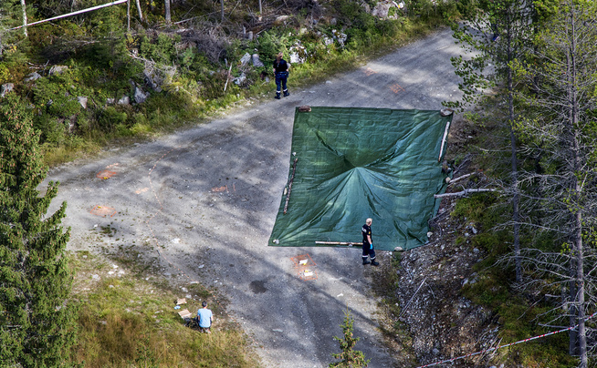 <p>FUNNET HER: På denne øde skogsveien ved Totjern i Søndre Land, ble Nils Olav Bakken funnet drept og forbrent i et bål. Nå er tre personer tiltalt for drapet</p>