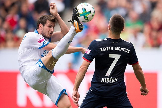 <p>KLUBBYTTE: Håvard Nordtveit er i gang i sin nye klubb Hoffenheim. Her fra en treningskamp mot Bayern Munchen og Franck Ribery forrige uke.</p>