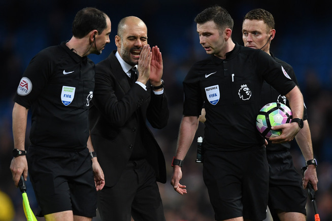 <p>PEP-TALK: Pep Guardiola var forholdsvis engasjert da han snakket med dommer Michael Oliver (nummer to fra høyre) og hans team etter kampen. Foto: AFP</p>
