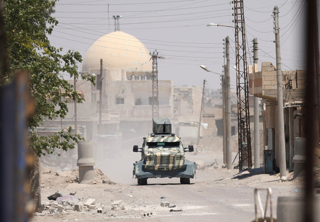 <p>ER INNE I RAQQA: Soldater i USA-støttede SDF på fremmarsj inne i Raqqa by på et bilde tatt søndag 18. juni.</p>