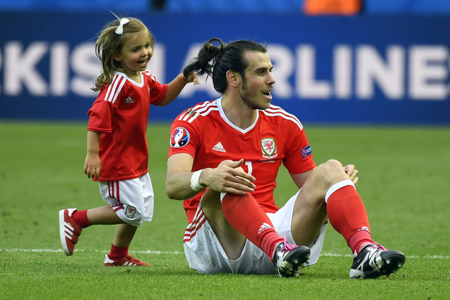 <p>HÅRFIN: Alba tar tak i hestehalen til pappa Gareth Bale.</p>