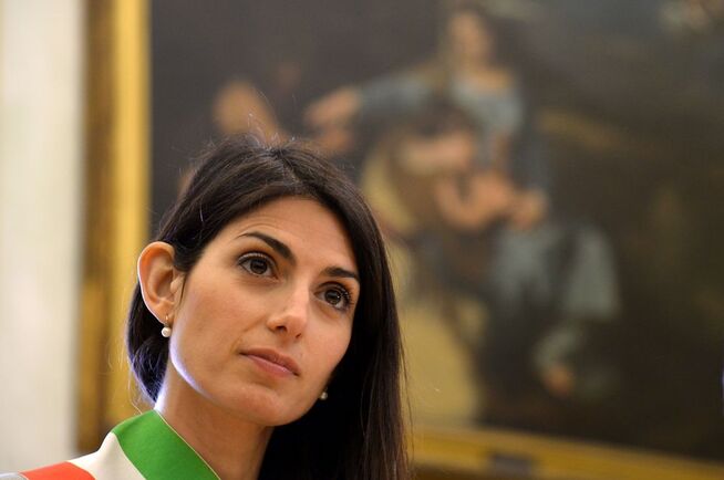 <p>FEMSTJERNERSBEVEGELSEN: Borgermester Virginia Raggi i Roma har ropt varsko om at byen ikke klarer å ta i mot flere migranter.</p>