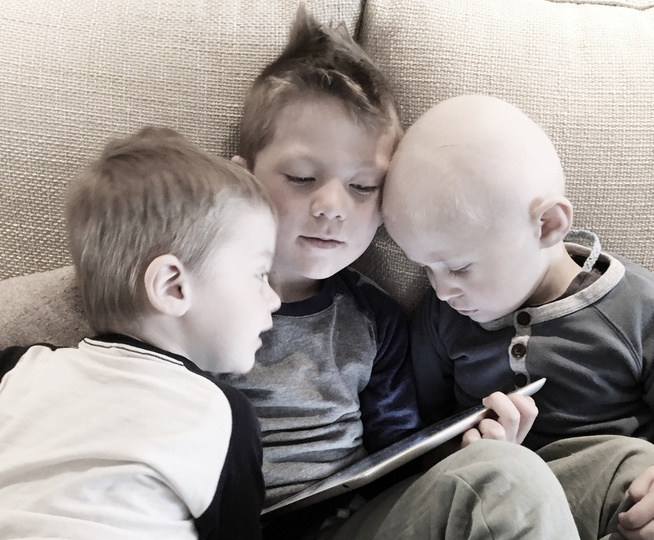 <p>KJÆRLIGHET: Storebror Theo (5) tok vare på småbrødrene Tobias og Oliver (3). Foreldrene er takknemlige for at Oliver og Theo er så gode venner når Tobias ikke lenger er her.</p>