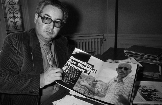 <p>OPPSPORET: Det tyske ukebladet Bunte klarte å finne Alois Brunner i Syria i 1985. Her viser nazi-jegeren Serge Klarsfeld fram oppslaget.</p>