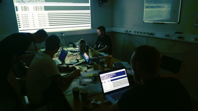 <p>DIGITALE SPOR: I tre måneder jaktet etterforskerne de digitale sporene etter bedragerne over hele verden. Dette bildet er fra operativ fase fra en annen etterforskning ved Datakrimenheten.</p>