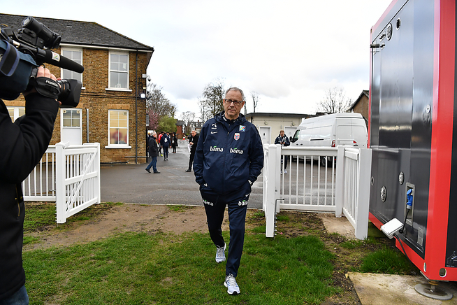 <p>LONDON CALLING: Lars Lagerbäck entrer Fulhams treningsfelt for sin første økt med det norske landslaget.</p>