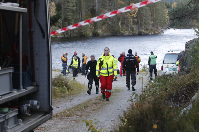 <p>FULL INNSATS: Stor aktivitet ved Seljordsvatnet i Telemark.</p>