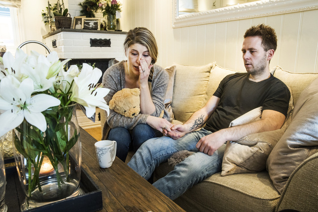 <p>SORG: Hilde Marie Svenningsen og Frank-Einar Gundersen ønsker å bidra til at andre foreldre skal slippe å oppleve det samme. Bamsen i morens fang var den siste Tobias hadde på sykehuset.</p>