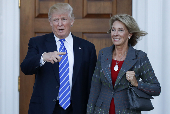 <p>«BRILJANT»: Betsy DeVos var en av mange kjente republikanere som var innom Trump for en samtale på golfklubben i midten av måneden.</p>