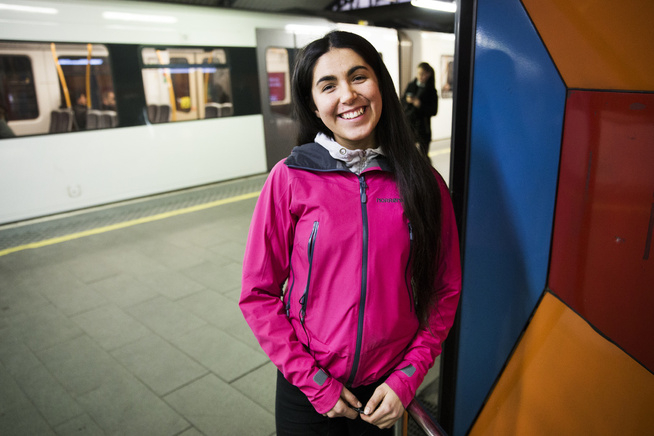<p>FORNØYD: For Madina Korbanova (19) symboliserer vektere trygghet, men hun synes ikke vi trenger flere av dem.</p>