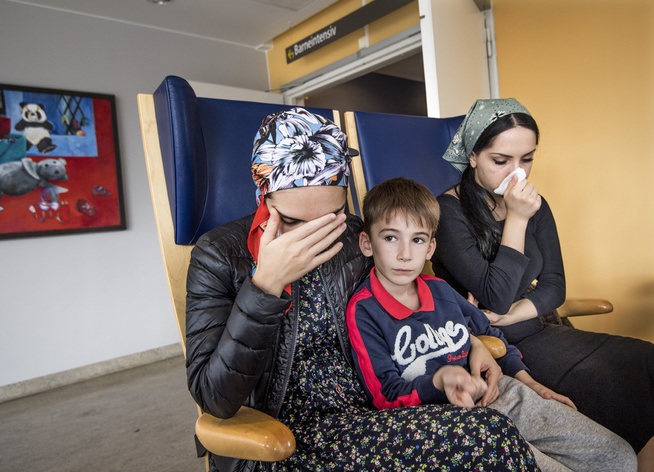<p>SØRGER: Mamma Fatima Sulejmanov og bror Mohammed (8) i sorg etter å ha fått beskjed om at Djabrail er hjernedød.</p>