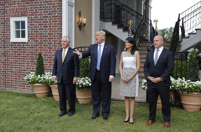 <p>PRESSETREFF: Donald Trump møtte natt til lørdag norsk tid pressen på golfklubben sin i New Jersey. Her sammen med utenriksminister Rex Tillerson, FN-ambassadør Nikki Haley og sikkerhetsrådgiver H.R. McMaster.</p>