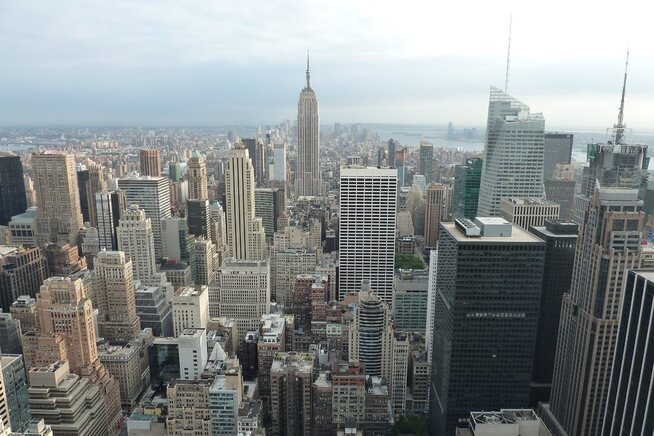 <p>PÅ TOPPEN AV BYEN: Utsikt sørover fra utkikkspunktet «Top of the Rock» på toppen av Rockefeller Center. Empire State Building midt i bildet. </p>