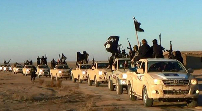 <p>RULLET INN: Terrorhæren IS på fremmarsj i Manbij-området nær Raqqa, og nær der den omstridte sementfabrikken ligger. Bildet har IS selv spredd, og det er fra 2013.</p>
