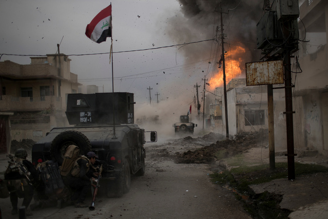 <p>HARDE KAMPER: En bilbombe fra IS eksploderer i nærheten av irakiske spesialstyrker i Øst-Mosul, november 2016.</p>