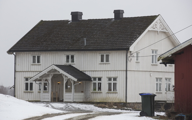 <p>SMÅBRUKET: Eirik Jensen og hans daværende samboer kjøpte dette småbruket i Nes kommune i 2005. Badet ligger i annen etasje av hovedbygningen. Foto: FREDRIK SOLSTAD</p>