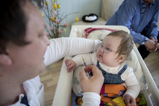 <p>OMSTRIDT: Her gir pappa Carl Fredrik CBD-olje til datteren. Tirsdag i påsken banket politiet på døren og beslagla oljen, som han sier gir ettåringen et bedre liv.</p>