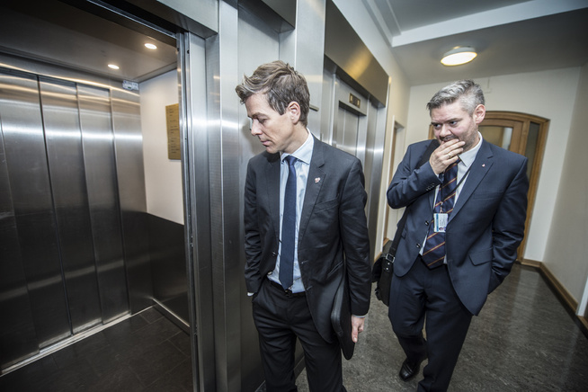 <p>PÅ VEI TIL BRUDD: Knut Arild Hareide, på vei til KrFs gruppemøte fredag morgen, sier at det ikke var nivået på bensinavgiftene som førte til bruddet.</p>
