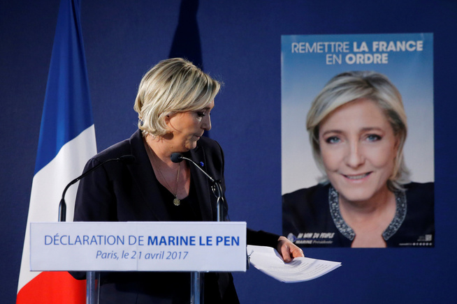 <p>TØFFE TILTAK: Marine Le Pen holdt pressekonferanse fredag, dagen etter angrepet i Paris.</p>