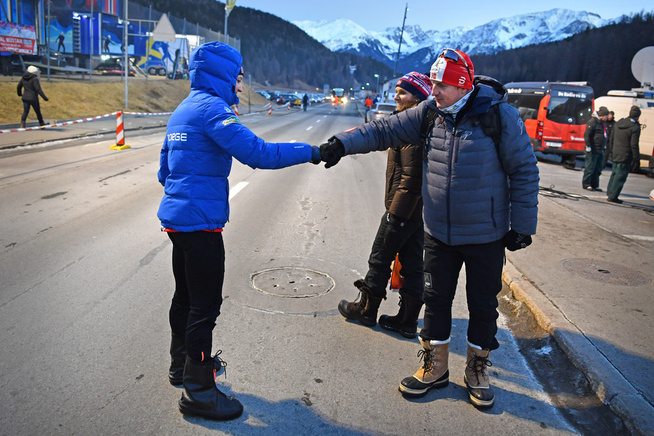 <p>FIKK FORELDRE-STØTTE: Ingvild Flugstad Østberg hilser på mamma Marthe Flugstad og pappa Helge Østberg etter et renn i årets Tour de Ski.</p>