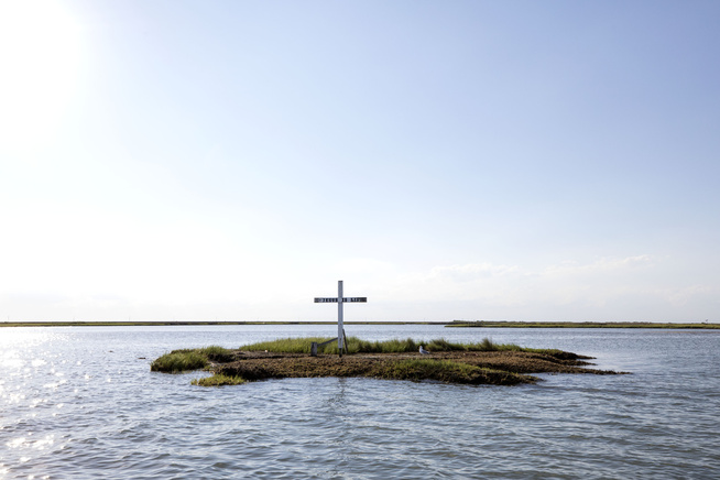 <p>JESUS-KORS: Dette bildet er tatt fra båt. For ikke lenge siden kunne man stå tørrskodd der vi nå sitter i båten. Kristendommen står sterkt på Tangier Island. </p>