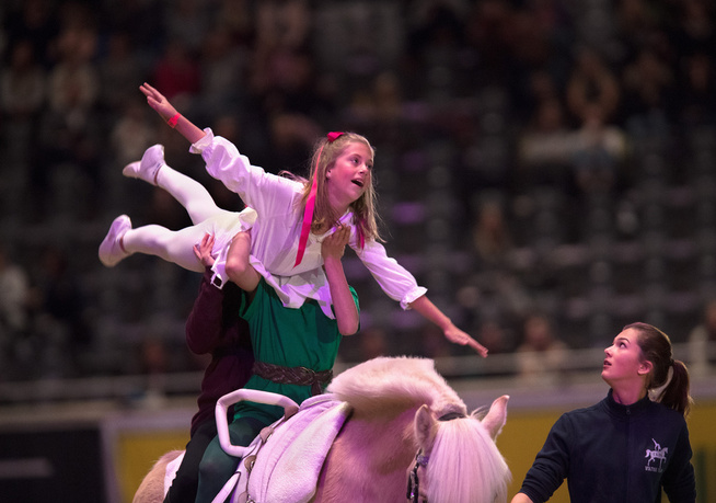 <p>I FJOR: Leah Isadora Behn som Wendy fra Peter Pan under voltige-oppvisningen.</p>