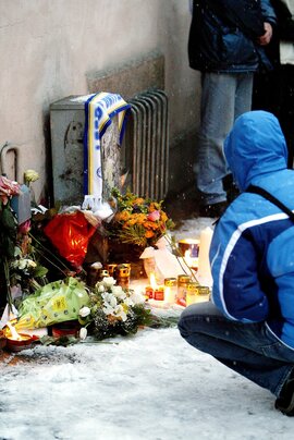 <p>MINNEMARSJ: Here are flowers and candles added på åthe place of the murder, to the memory of Egil.</p>