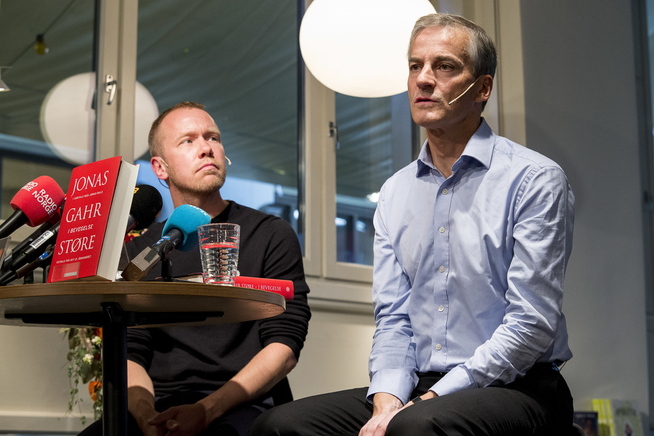 <p>SKREV STØRES BOK: Jonas Bals og Jonas Gahr Støre holdt i 2015 pressekonferanse i forbindelse med utgivelse av boken «I bevegelse».</p>